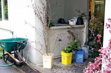 Tools of the trade: a wheelbarrow filled with hot water, an electric tea kettle and freshly cut greens and flowering branches.