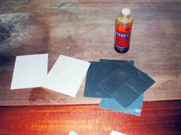 All you need for restoring the teak: sanding paper, oil and a cloth.