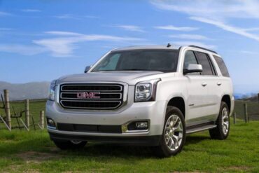 The GMC Yukon SLT was totally redesigned for 2015. Halogen projector headlights are standard.