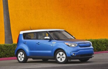 The 2015 Kia Soul EV is distinguished from gasoline models by the flush grille and flat alloy wheels. 