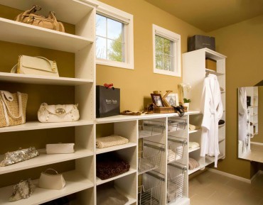 Open shelving and wire baskets — Design by Paula Kennedy, Timeless Kitchen Designs (Photo courtesy Northlight Photography)