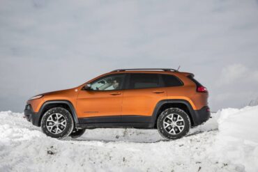 Short overhangs and excellent ground clearance show that the Cherokee was designed for adventurous driving.