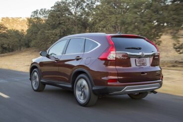 A CR-V is easy to spot from the rear 3/4 view thanks to distinctive pointed windows.