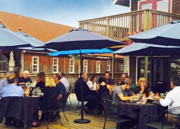 Guests enjoy a summer evening at the Brix 25º wine dinner.