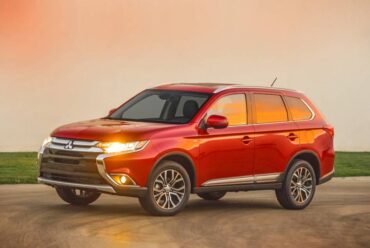 The 2016 Mitsubishi Outlander is a spacious, 7-passenger SUV with great road manners.