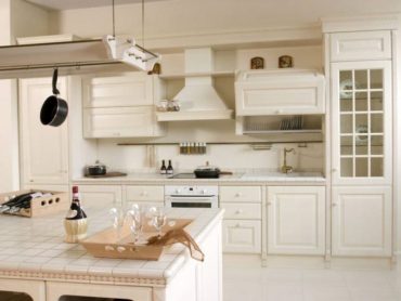 Stunning ceramic tile kitchen (Photo courtesy Kitchendesignideas.org)