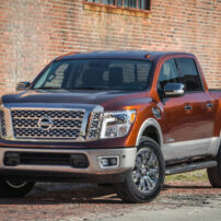 2017_Nissan_TITAN_Crew_Cab_02.jpg