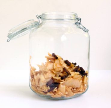 Place apples and cracked cinnamon sticks into the jar.