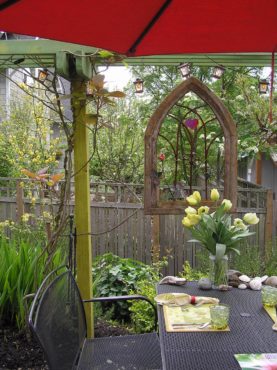 This small garden centers around a colorful eating area size does not matter, the garden is full of surprises. Garden of Ted Hoppin, Bainbridge Island.