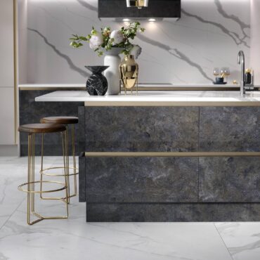 Milano Elements and Contour Wren Kitchen featuring Quartz Bellagio splashback and worktops as well as Metallic Night and Cashmere units with a gold profile