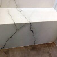 Porcelain shower seat with wrap veining