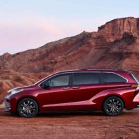 2022_Toyota_Sienna_XSE_Ruby-Flare-Pearl_003.jpg