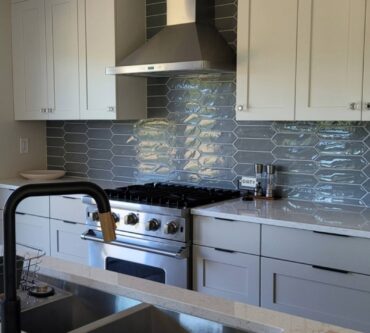 Horizontal picket tile backsplash