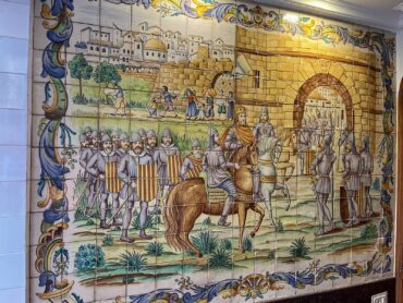 The entrance to the well-known coffee house Horchateria de Santa Catalina. The tile depicts the expulson of Arabs from the city of Valencia.