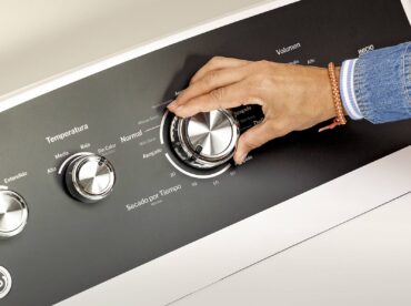 GE Appliance top-loading laundry machines with controls labeled in Spanish